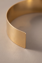 Close-up of the smooth band and open end of the torque collar